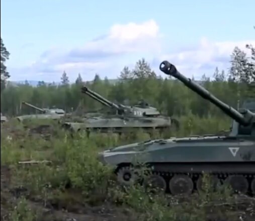 Фотография 1. Батарея 122-миллиметровых САУ «Гвоздика -2 С1» (6 установок) ждёт команду «триста тридцать три» от командира батареи.