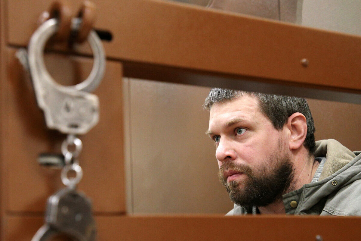 Денис Коновалов в Басманном суде, 2020 год

Гавриил Григоров/ТАСС
Бывшего полицейского Дениса Коновалова, осужденного за фальсификацию уголовного дела журналиста Ивана Голунова, освободили по УДО. Сам Голунов присутствовал на суде и одобрил освобождение силовика, так как тот «раскаялся» и «принес мне извинения». Коновалова, подкинувшего наркотики задержанному Голунову, отпустили на свободу в День сотрудника органов внутренних дел РФ. Подробнее — в материале «Газеты.Ru».