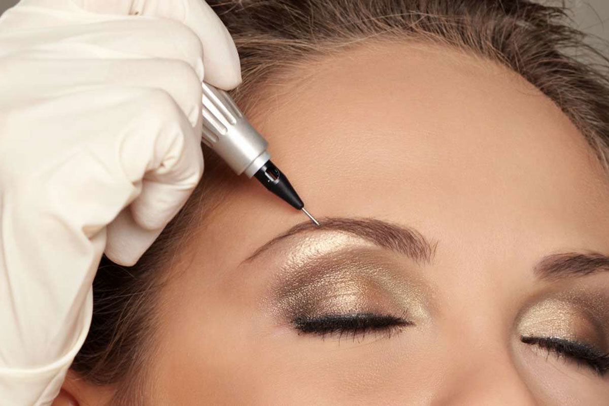 Перманентный макияж бровей.