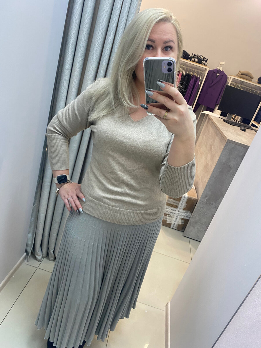 И при моем таком высоком инсулине у меня нет живота, как у беременной. Это я на работе. Собственно, из-за этого я и не спала. Всю жизнь я работала в рознице, но с рождением второй дочери так сложилось, что мы с мужем организовали два бизнеса - такси и создание сайтов. В 2020 наши доходы сильно упали, муж нашел отличную работу и вот уже три года успешен в своем деле, а я спокойно занималась оставшимися клиентами из дома. Но дома сидеть мне надоело дико. Да и амбиции, что уж скрывать. Разместила резюме и мне сделали отличное предложение, теперь я снова в рознице. Но прежде чем я приняла предложение, я неделю думала и все «за» и «против» взвешивала окончательно, оттого и была бессонница. Фото автора