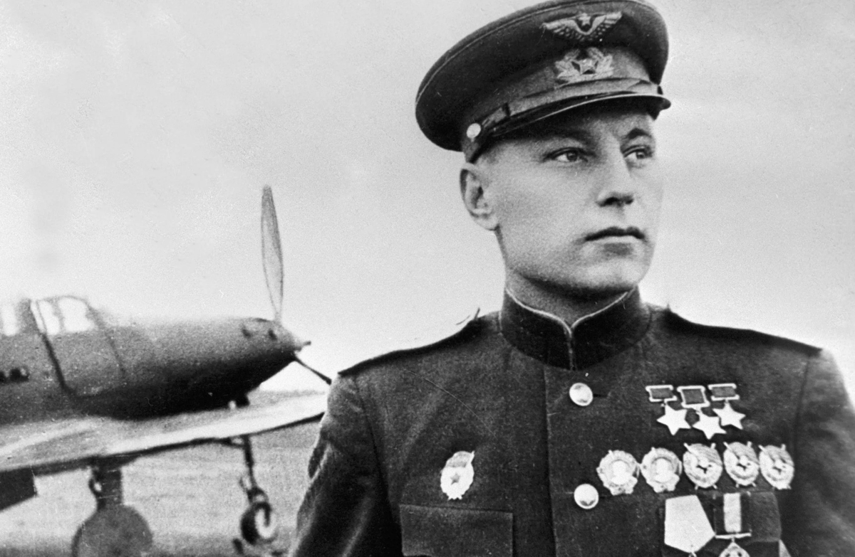 Александр Иванович Покрышкин – легендарный ас, летчик-истребитель в годы Великой Отечественной войны. По количеству сбитых самолетов он уступил только не менее легендарному Ивану Кожедубу.