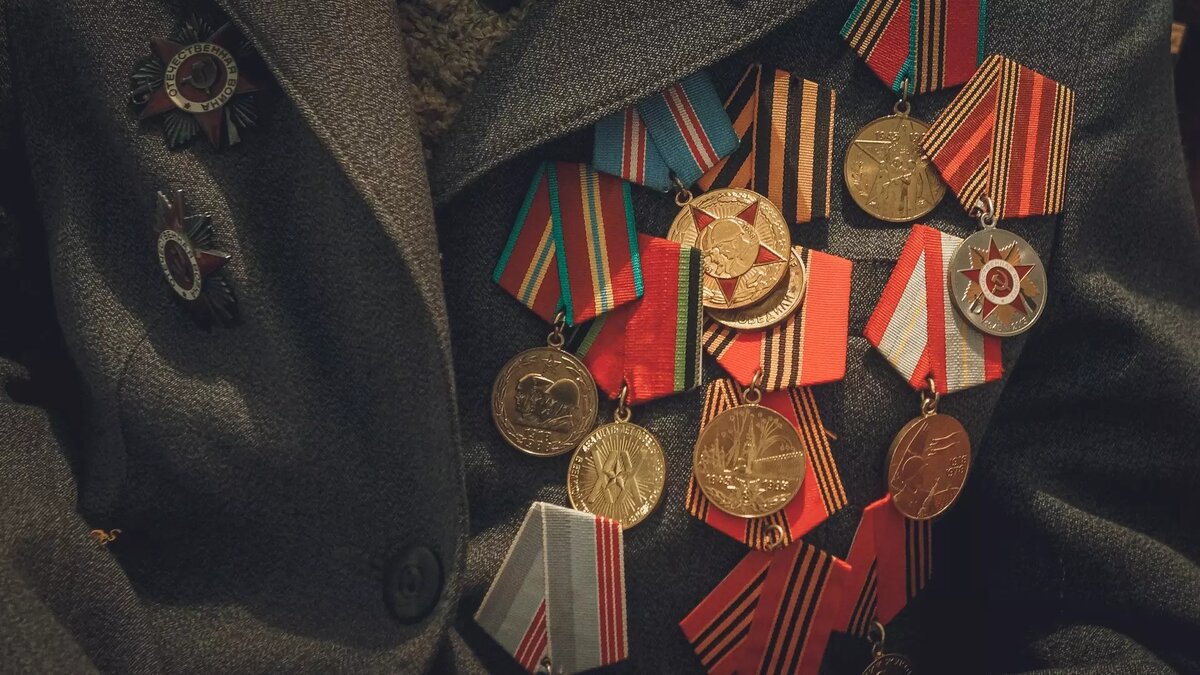     Женщина нашла медали времен СССР в мусорном контейнере и решила их продать. Правоохранители использовали подставного покупателя и возбудили против женщины уголовное дело.