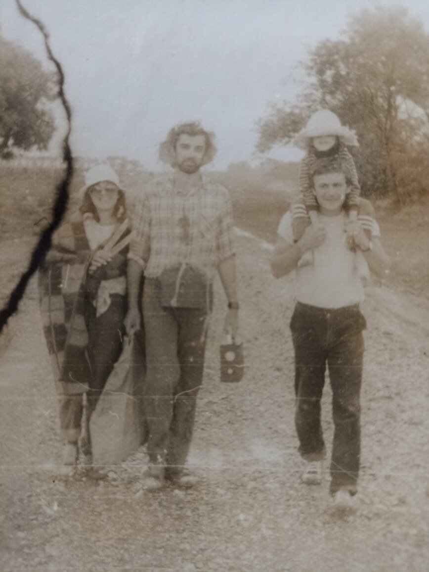 Я, Марк и Эльдар с дочкой, возвращаемся на базу.