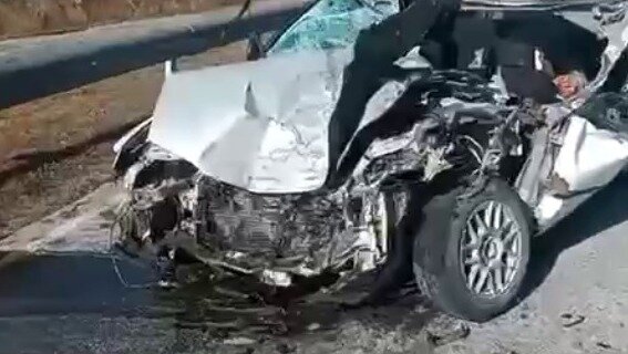     Серьезное ДТП между универсалом и грузовиком произошло в одном из сел Приморья. Грузовик — в кювете, а от универсала осталось почти одно мокрое место.