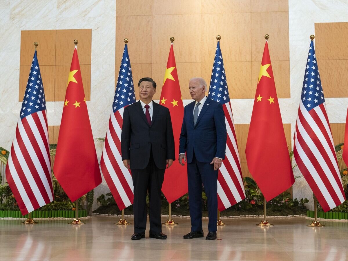    Председатель КНР Си Цзиньпин и президент США Джо Байден во время встречи на саммите G20 в Индонезии© AP Photo / Alex Brandon