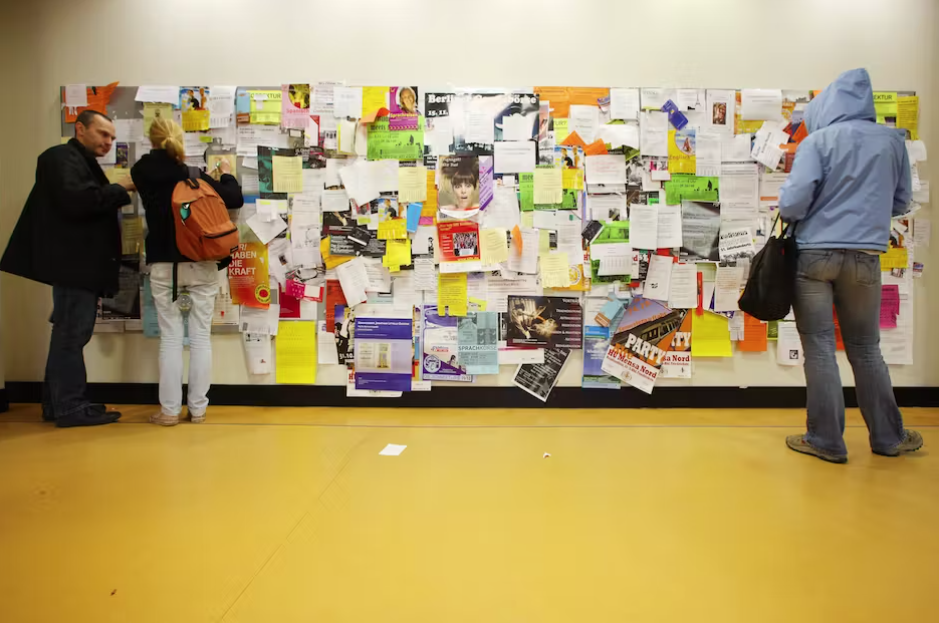 Доска объявлений в кампусе Свободного университета Берлина © Gerhard Leber/imago