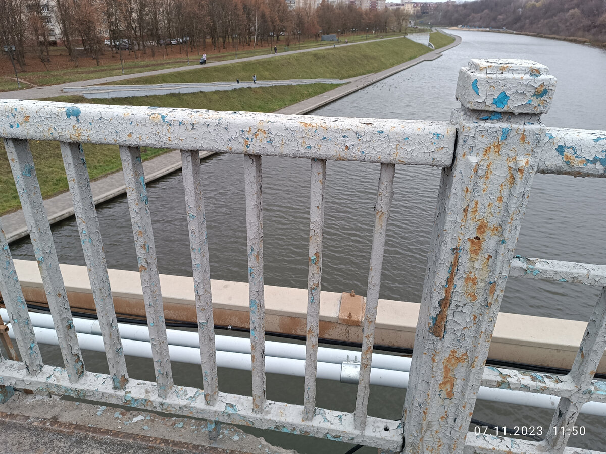 Ограждение моста до ремонта.