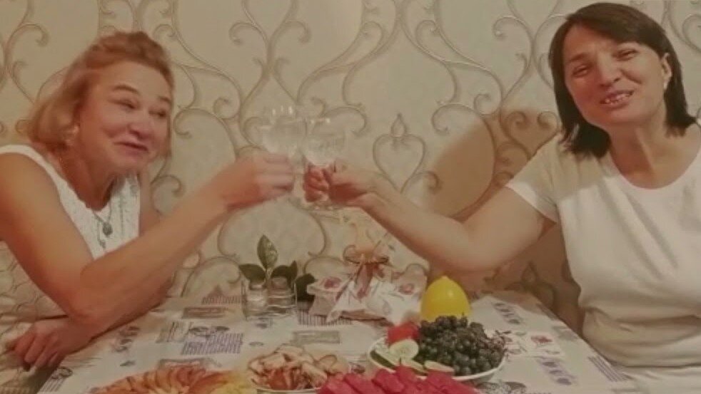 Кадр из видео с музыкальным поздравлением песней-переделкой «Ягода малинка» на день рождения