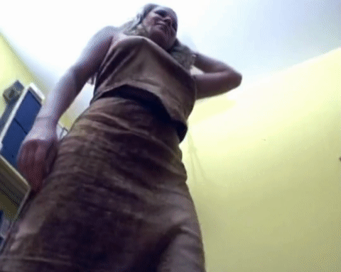 Женщина приподняла юбку вид снизу 