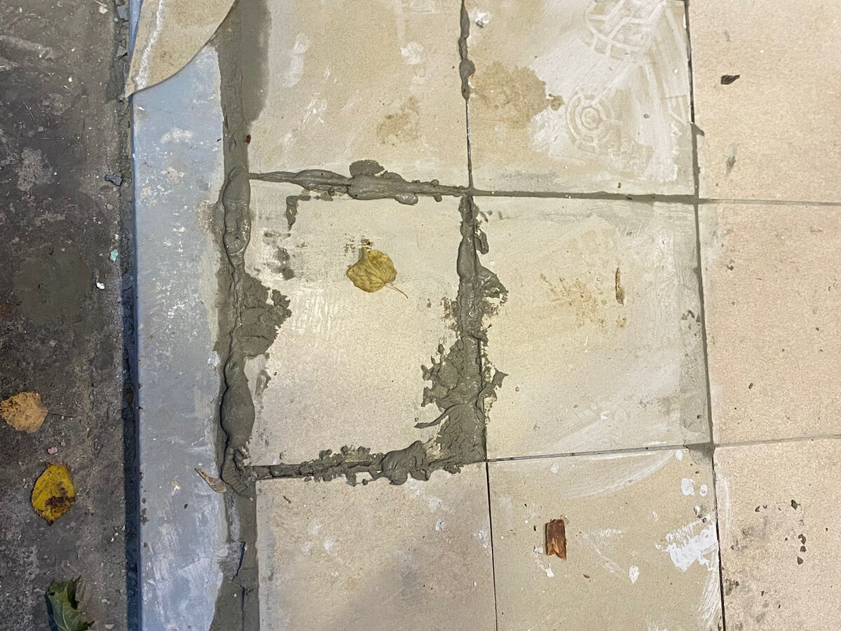 Это, например, пятая попытка уложить три несчастных плитки у входной двери. Жирненько, от души