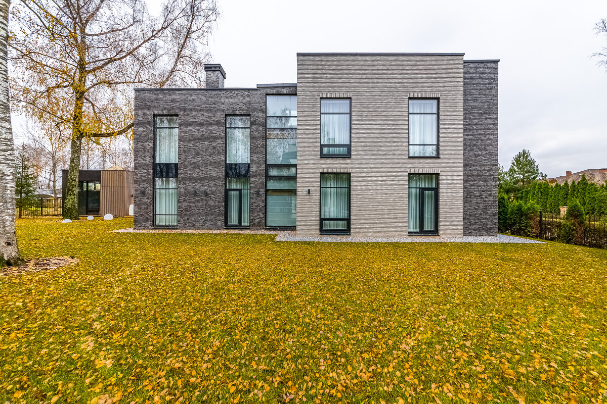 Вид на дом с участка в поселке Монтевиль