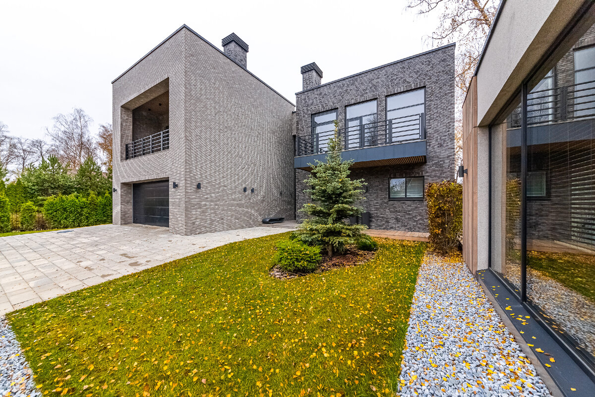 Вид на дом в поселке Монтевиль