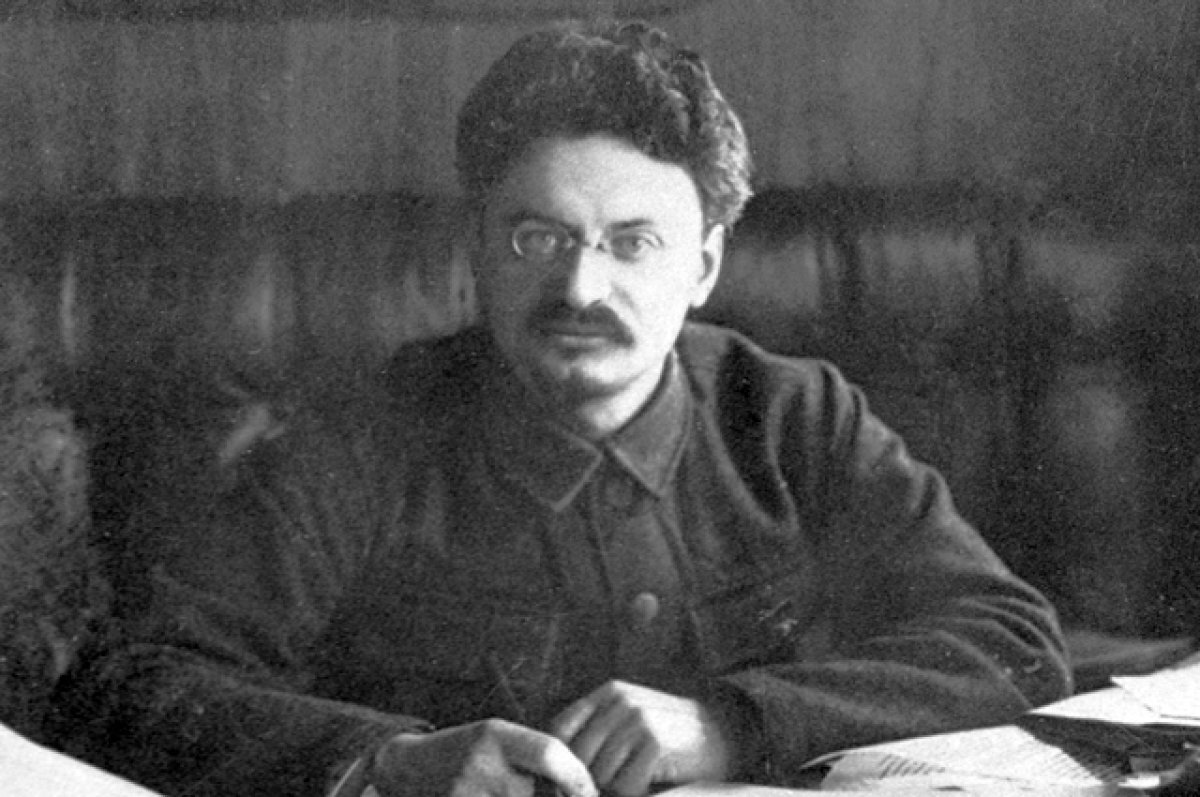    Лев Троцкий.