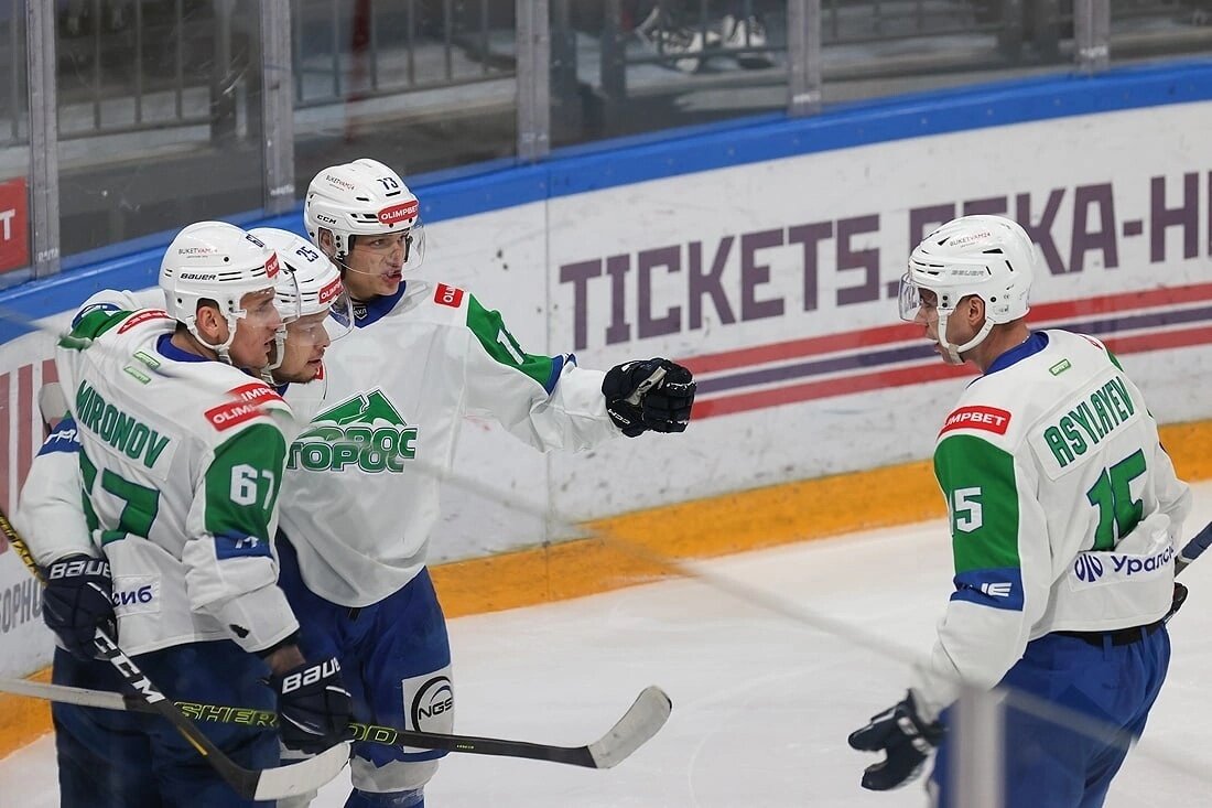 Б Кларк хоккеист 28 номер