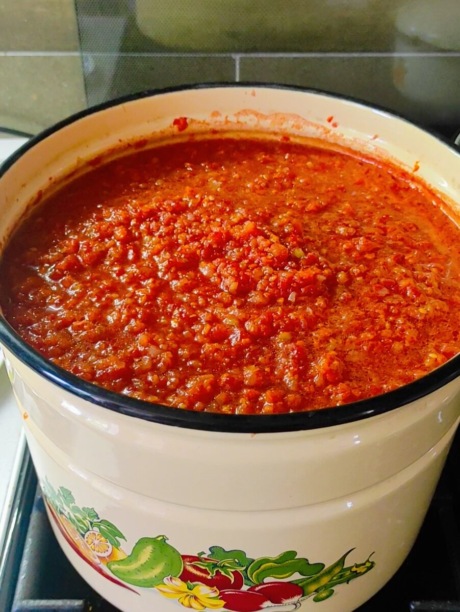 Пропустила через мясорубку все овощи, сварила, закрыла. Вроде вкусно получилось. 