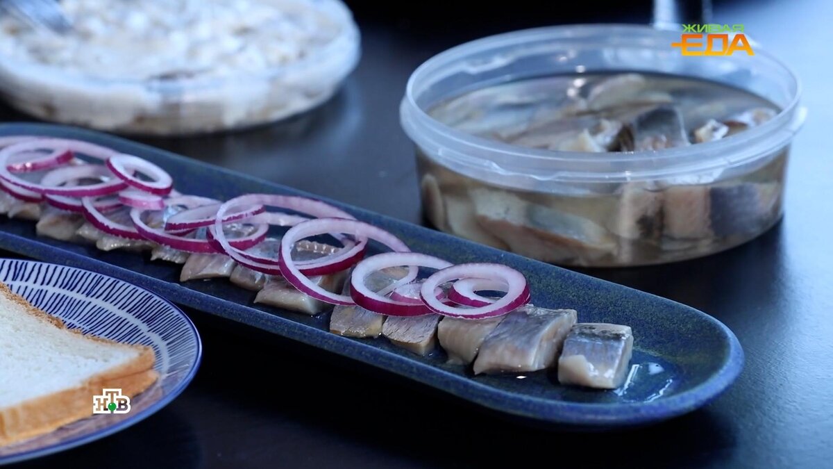 [ Смотреть видео на сайте НТВ ] Супермаркеты предлагают массу вариантов рыбных закусок, селедку в разных заливках, хоть в горчичной, хоть в винной, скумбрию с луком.