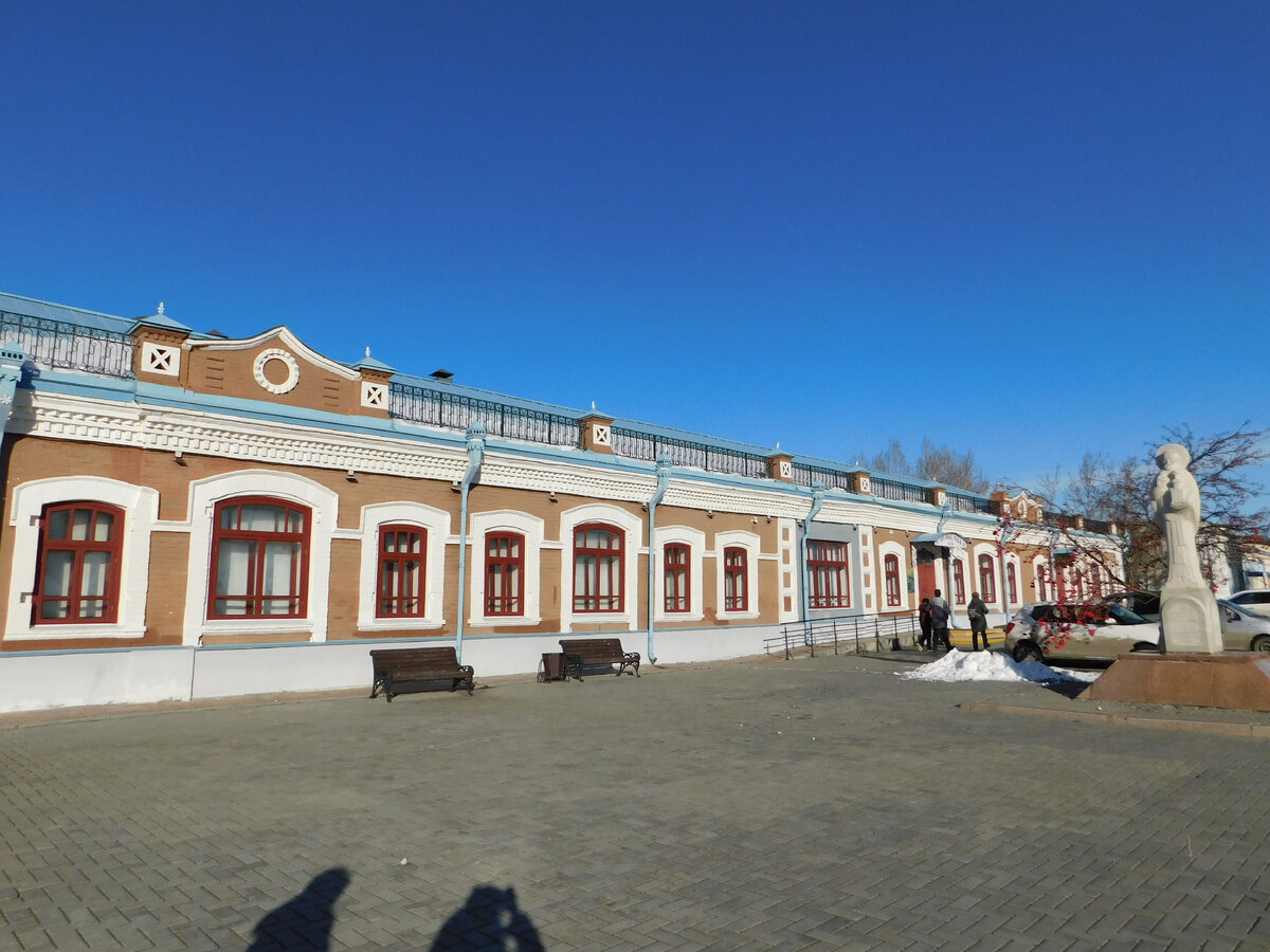 Сувенирный магазин на Сретенской площади в Ялуторовске. Фото автора.