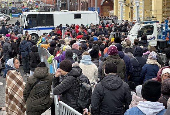    Очередь за билетами на балет «Щелкунчик» у Большого театра