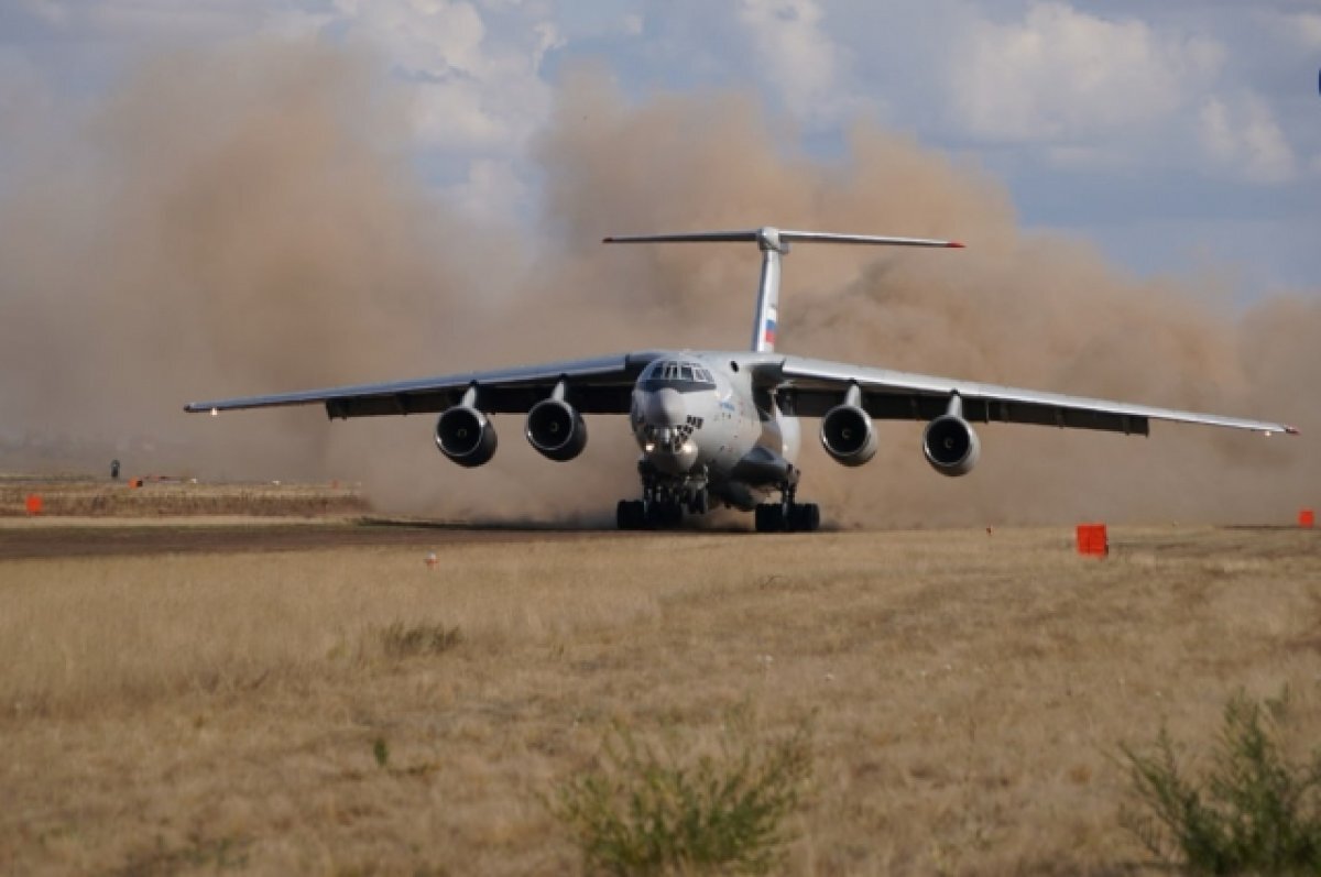    ОАК: Ил-76МД-90А впервые выполнил посадку на грунт и взлет с него