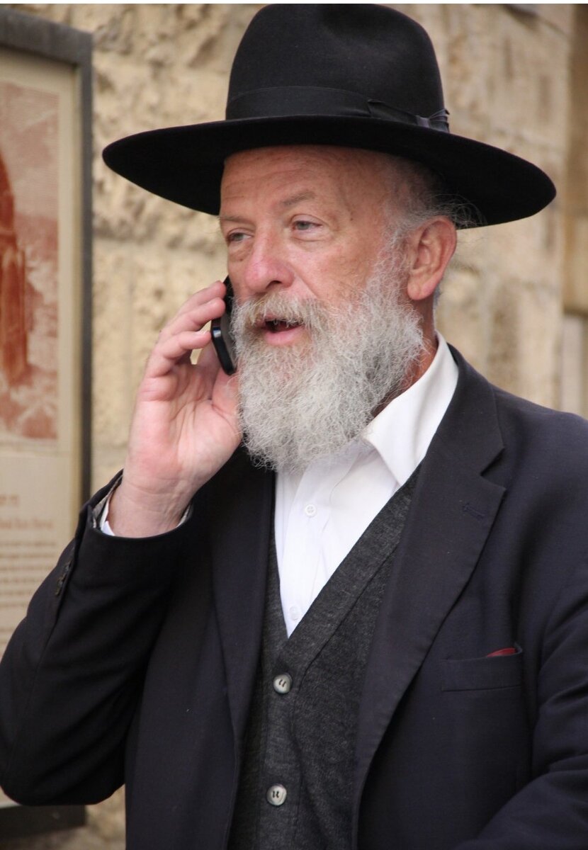 Еврей с мобильным телефоном