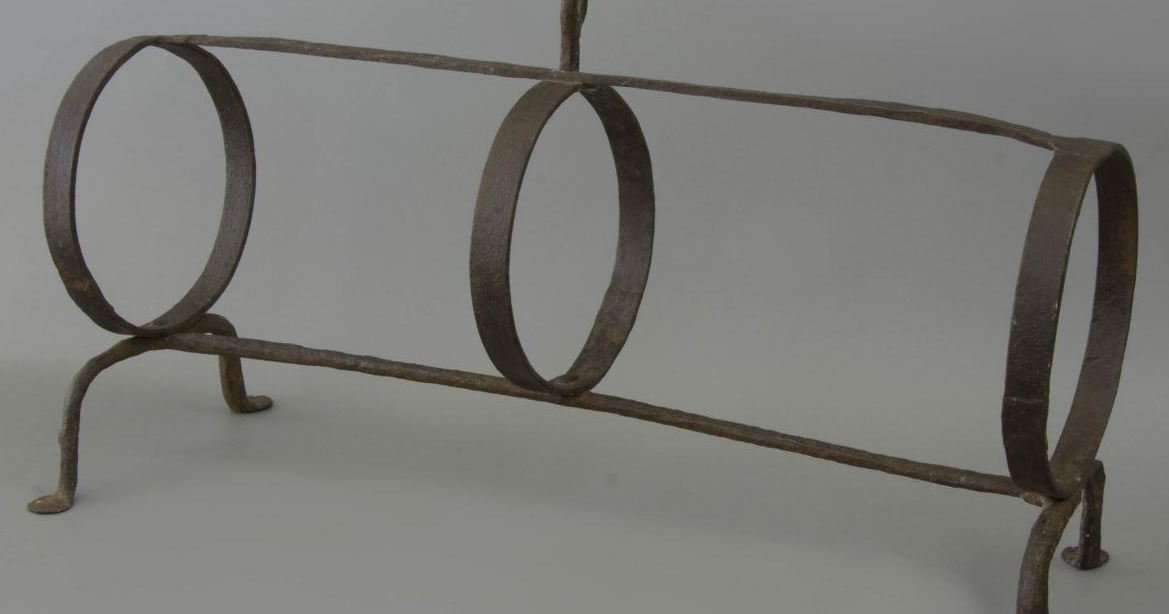 Орудие пытки? Или всё-таки табачный аксессуар далёкого прошлого?