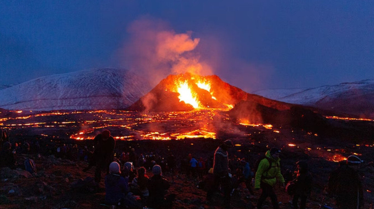 Угроза извержения. Город Гриндавик. Извержение в Исландии. Пожар в Исландии Гриндавика. Исландия эвакуация.