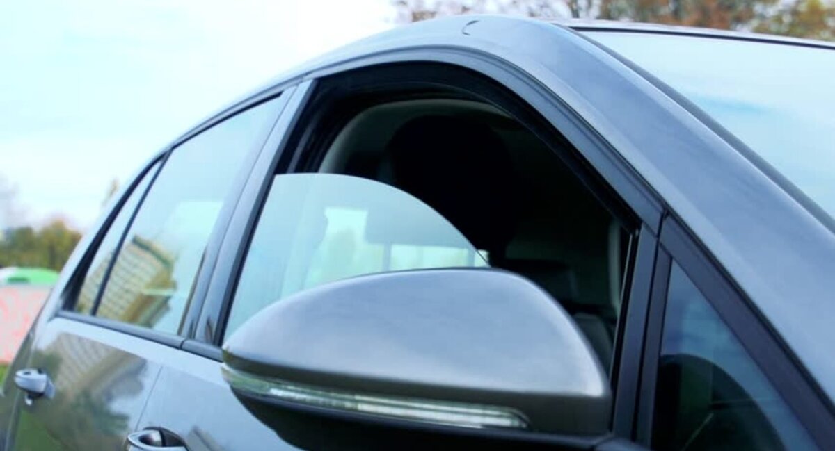 Не закрывает окно. В мороз самое то)