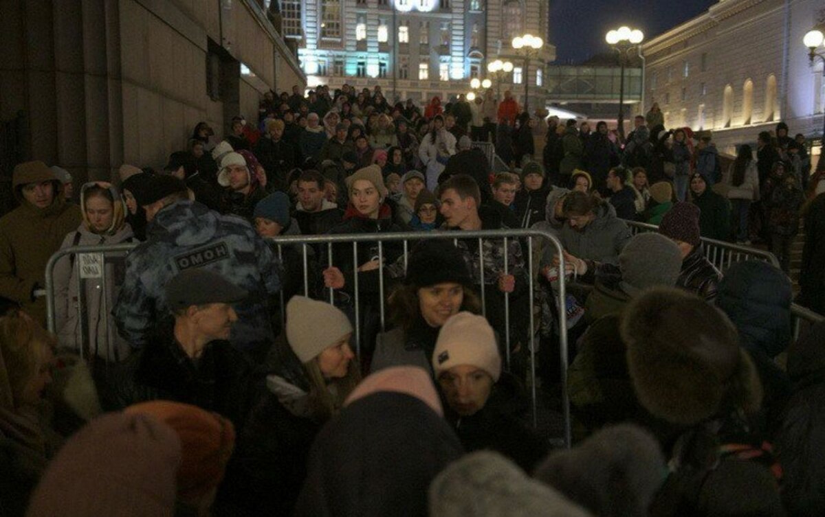 Люди, стоящие сутками в очереди за билетами на "Щелкунчик", страдают, но стойко терпят все тяготы и лишения. А до "Щелкунчика" ли сейчас?