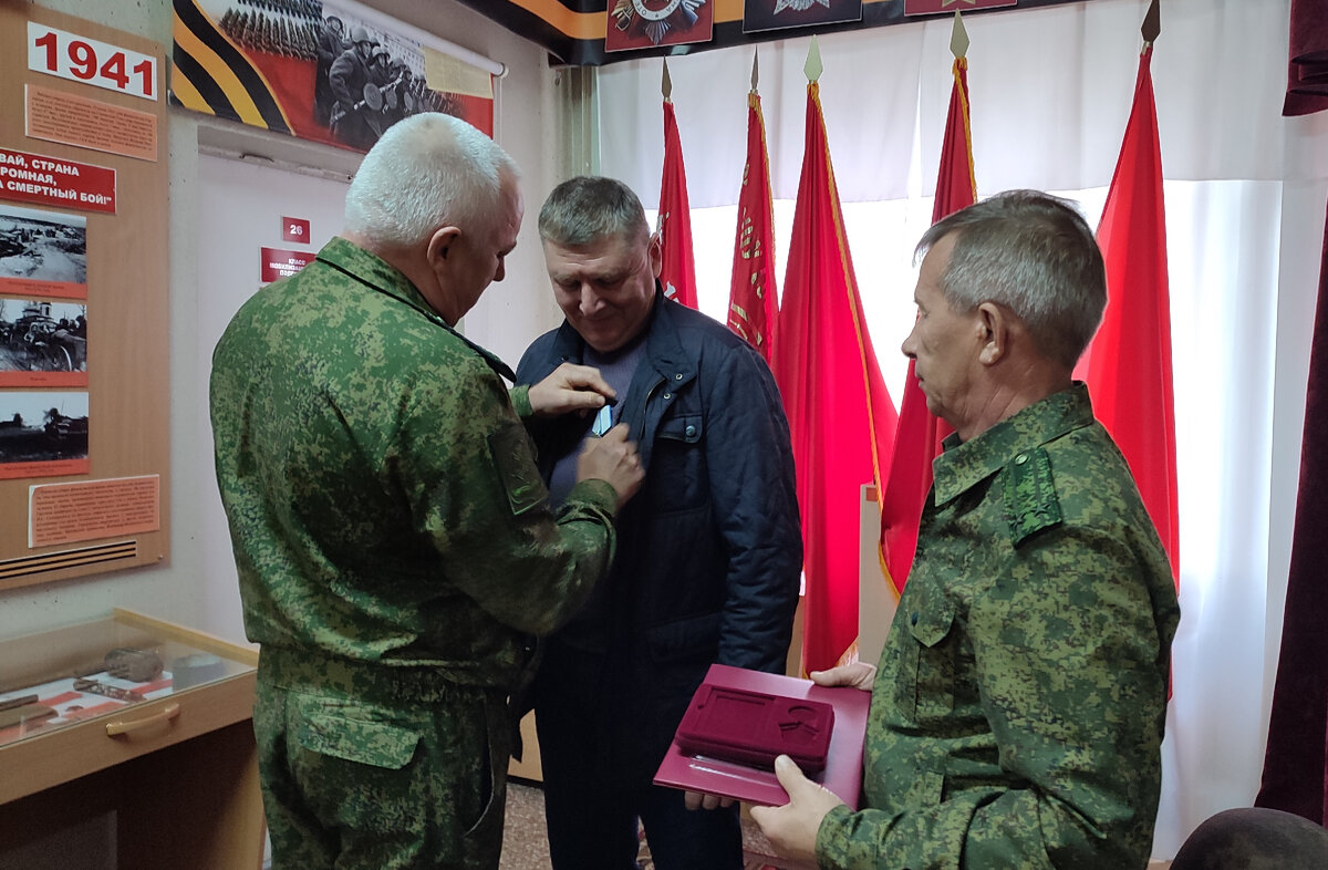 Военком вручает медаль «За отвагу» добровольцу СВО Александру Приходько.
