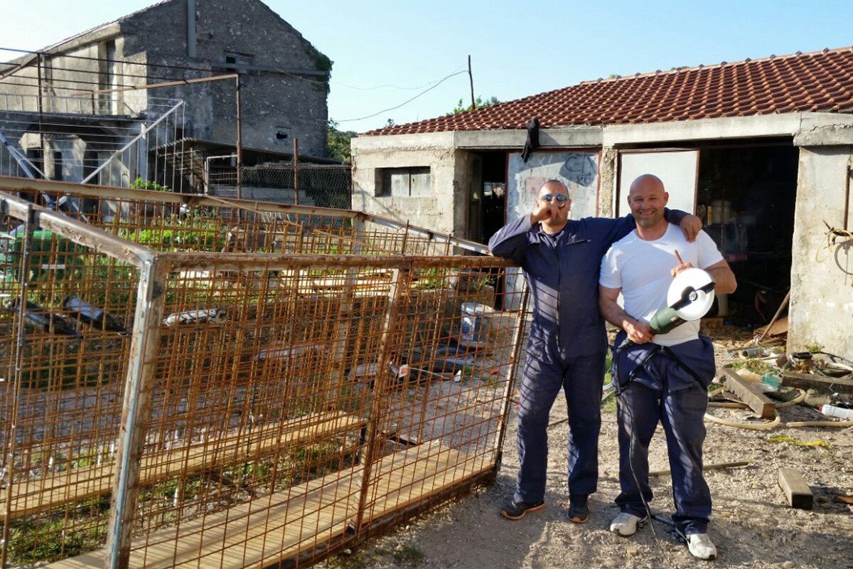 Владельцы винодельни. Фото взято с сайта. https://justdubrovnik.com/unique-souvenir-each-bottle-is-a-miracle-of-nature/