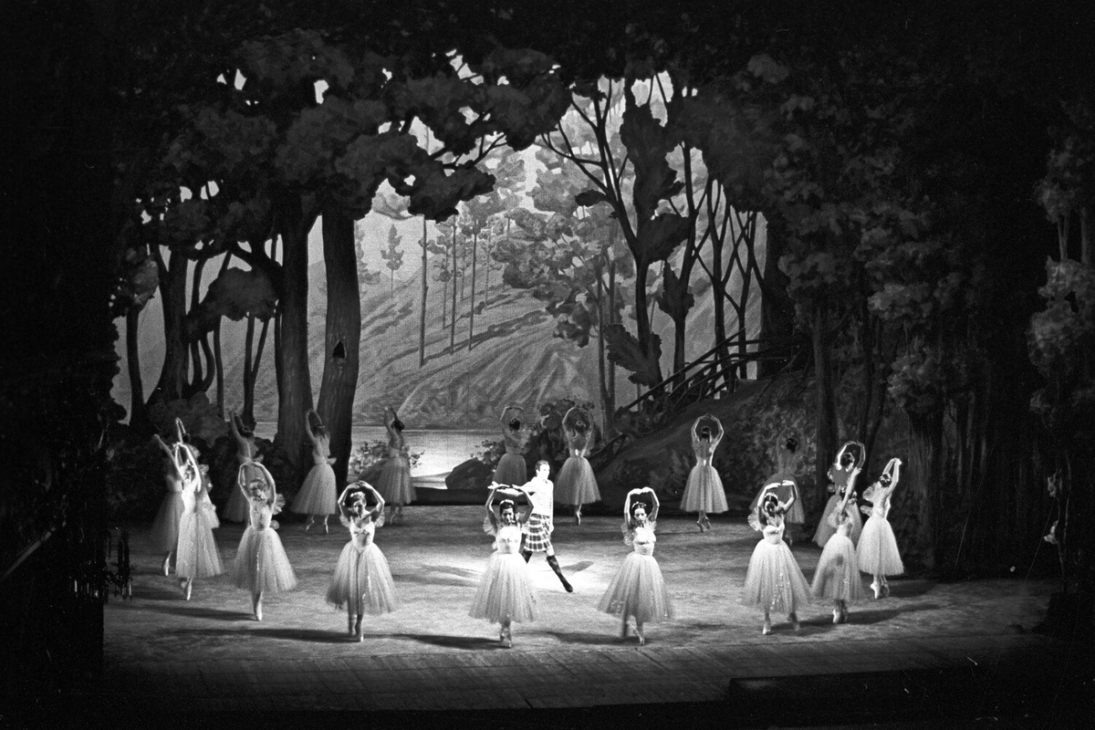 Артисты Ленинградского акаедмического Малого театра оперы и балета в сцене из балета «Ифигения» на музыку Х.Глюка, 1978 год / Фото: Владимир Акимов/РИА Новости