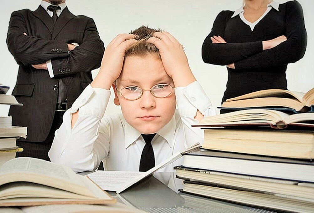 Ребенок читает книгу. Книги для детей. Биография даля. Воспитание ребенка. Книги для детей.