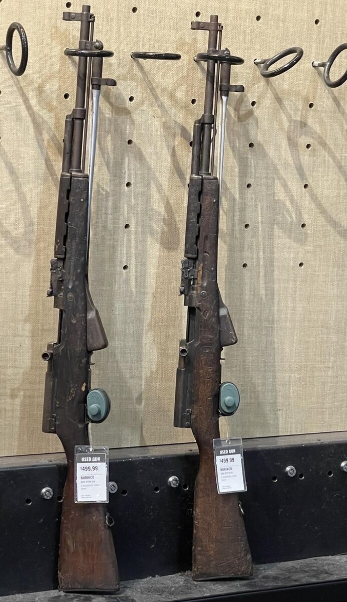 Карабины СКС, производства китайской фирмы Норинко в американском оружейном магазине.