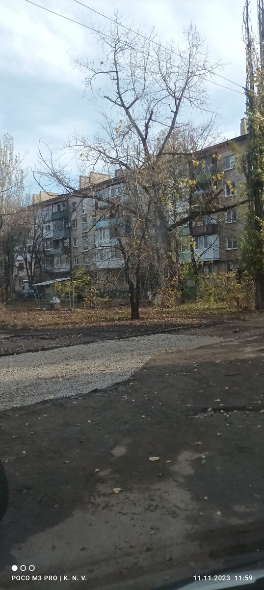 Засыпано щебнем