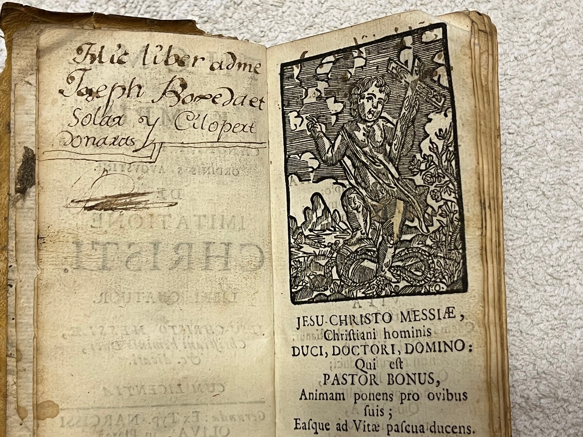 Ксилография, открывающая книгу De Imitatione Christi, 1760-1762 гг. Слева видна подпись владельца экземпляра.