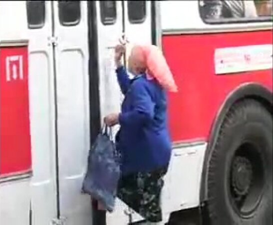 Настойчивая бабушка у дверей троллейбуса. Торопливый водитель захлопнул дверь, когда она заносила свою левую ногу на порожки. Наверное, надо было заносить сначала правую ногу