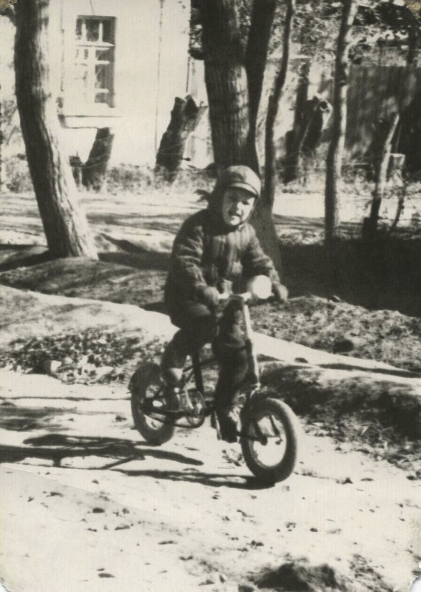 Качу по двору на велосипеде.