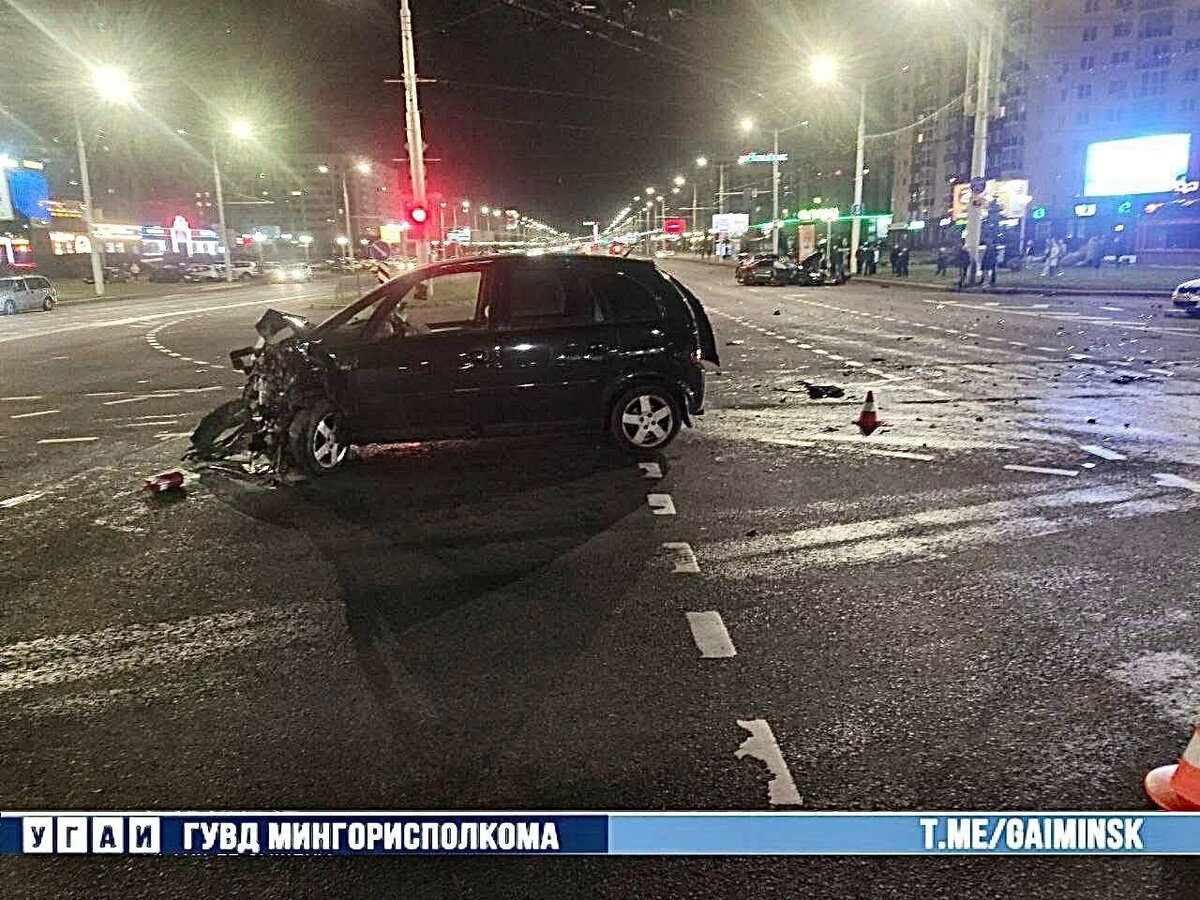 В ГАИ показали, как на полупустом перекрёстке в Минске Audi на полной скорости влетела в Opel — Видео