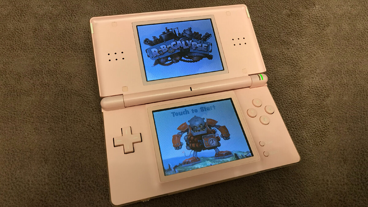 Это Nintendo DS. Интернет говорит, что выходила игра ещё и на iPhone