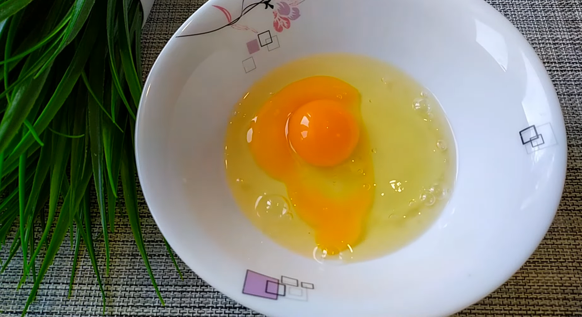 2 яйца в миске