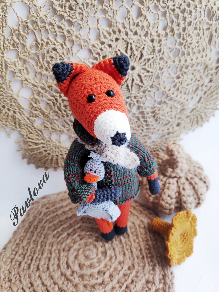       Здравствуйте!  Меня зовут Павлова Арина и это описание моей 
авторской игрушки «Осенний Лис»! 
      Я благодарю Вас за сделанный выбор и очень рада, что мир пополнится еще одним изумительным 
вязанным чудом!
      Мне будет очень приятно полюбоваться на Вашу работу по #PAN_Лис
      Обращаю Ваше внимание на то, что данный мастер-класс не содержит уроков по вязанию и подходит для рукодельниц, уже имеющих опыт вязания крючком. Запрещена продажа, а также копирование отдельных его частей.
       Данное описание содержит только схему самой фигурки Лиса (без одежды и Гусика).

Приятного Вам вязания!
