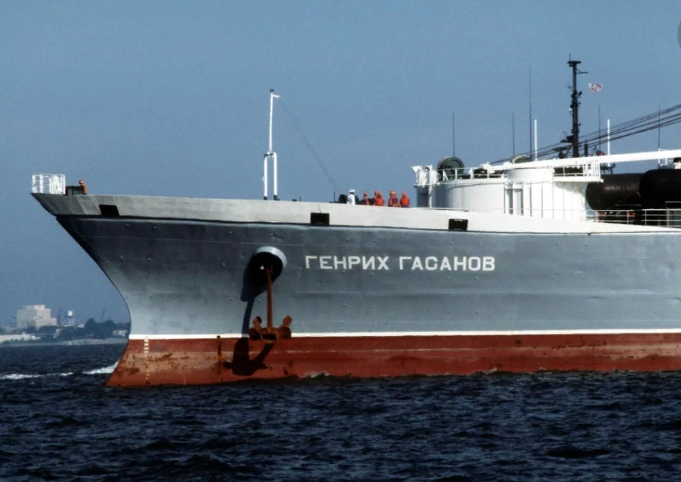 Григорий Ерохин Морской танкер "Генрих Гасанов" 1976 года постройки.
