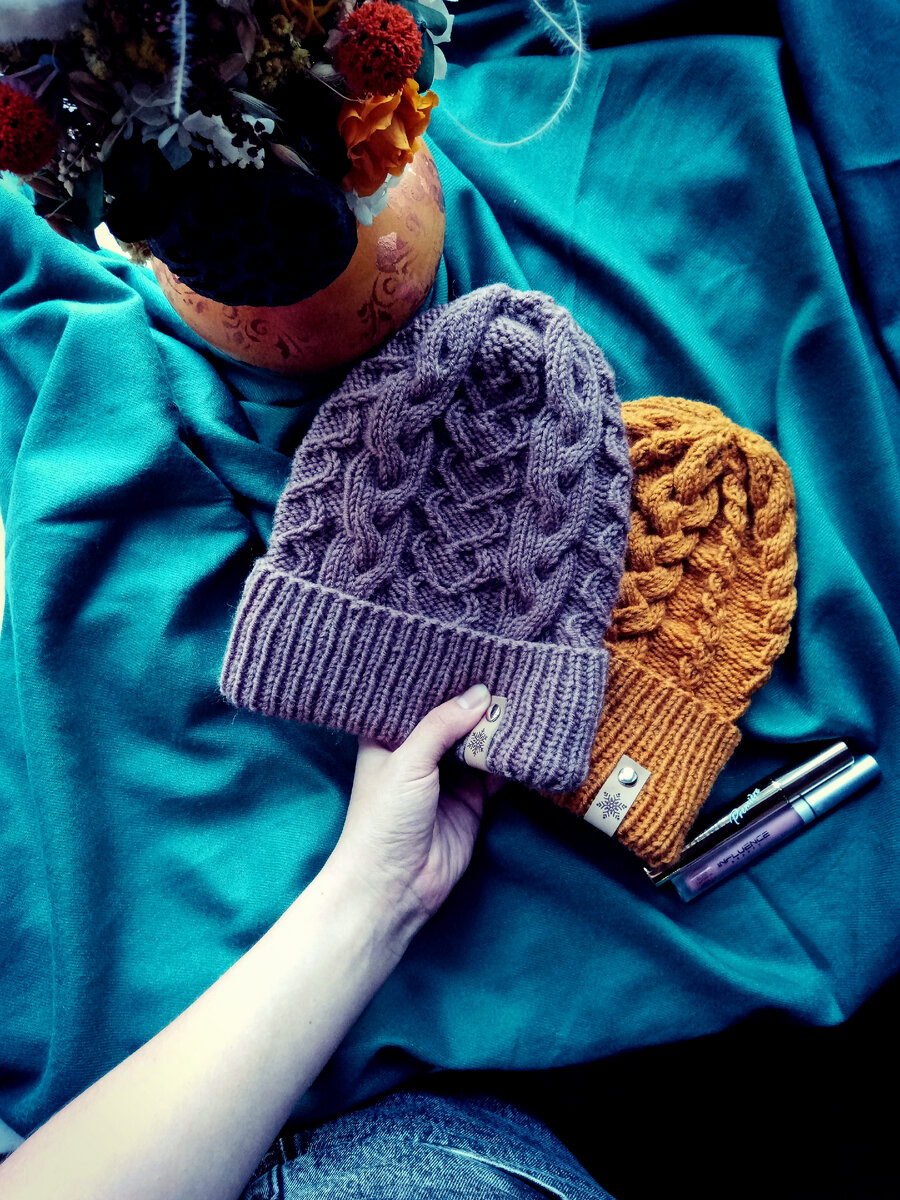 Прекрасные шапки косами ручной работы