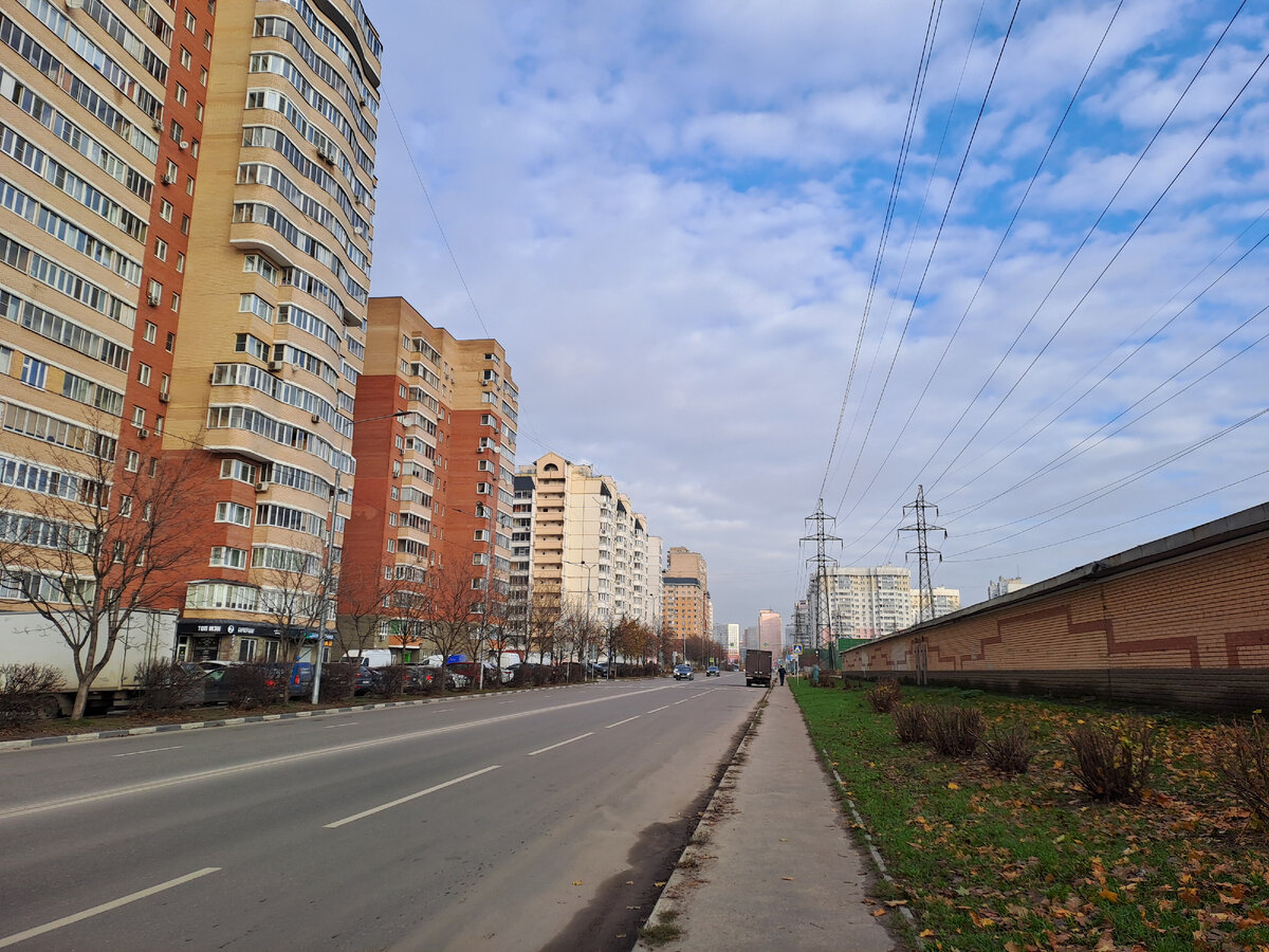 Иду на Кузьминскую улицу. Погода замечательная, даже солнышко виднеется.