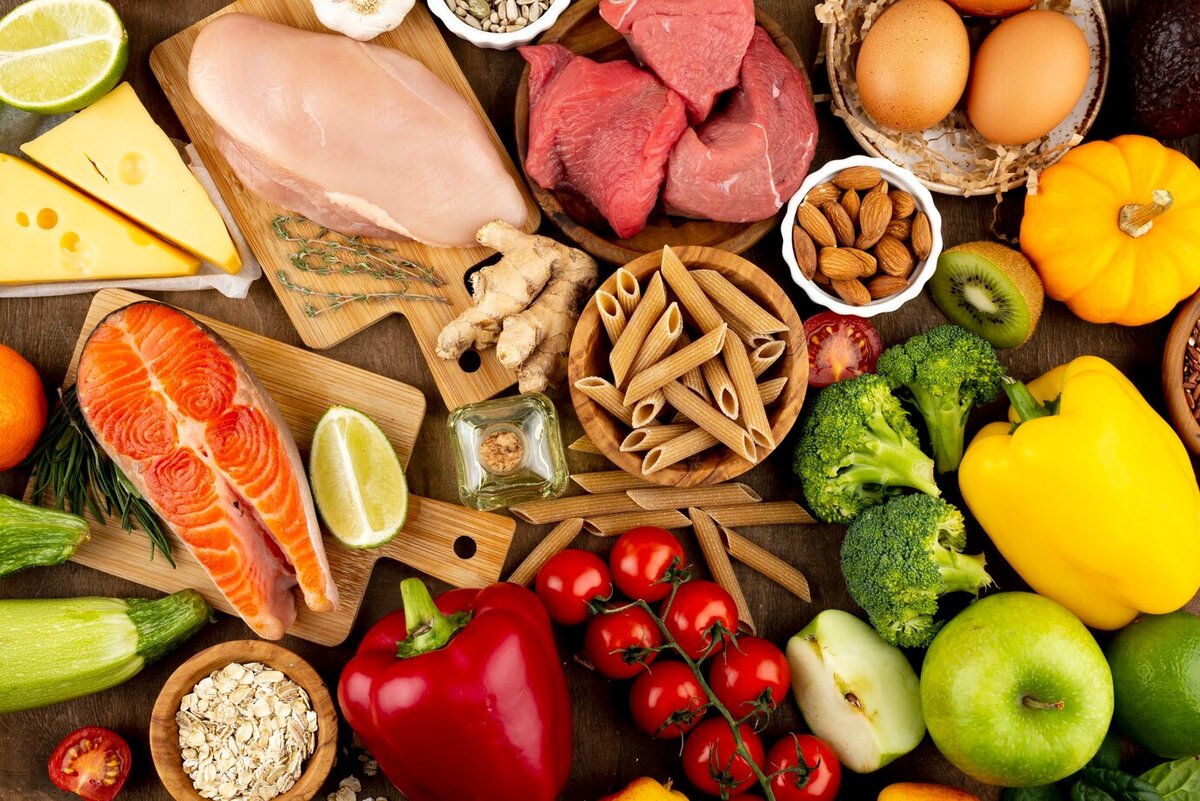 Мясо и рыба в окружении полезных продуктов           Фото: freepik.com