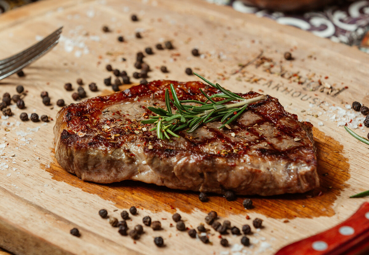 Идеальный мясной стейк - сочный, мягкий и приятно-ароматный    Фото: freepik.com