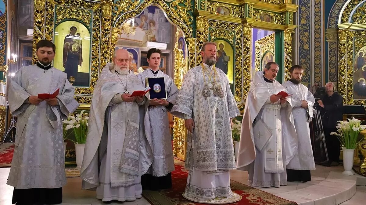     И священники, и целые приходы молдавской митрополии переходят из юрисдикции РПЦ в состав Румынского патриархата.