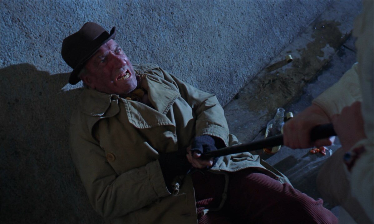 В этом фильме абсолютно некому сопереживать. Здесь попросту нет ни одного положительного персонажа. Спившийся бомж, который вкратце излагает всю истину об этом мире, позднее сам примыкает к тому, что порицал.