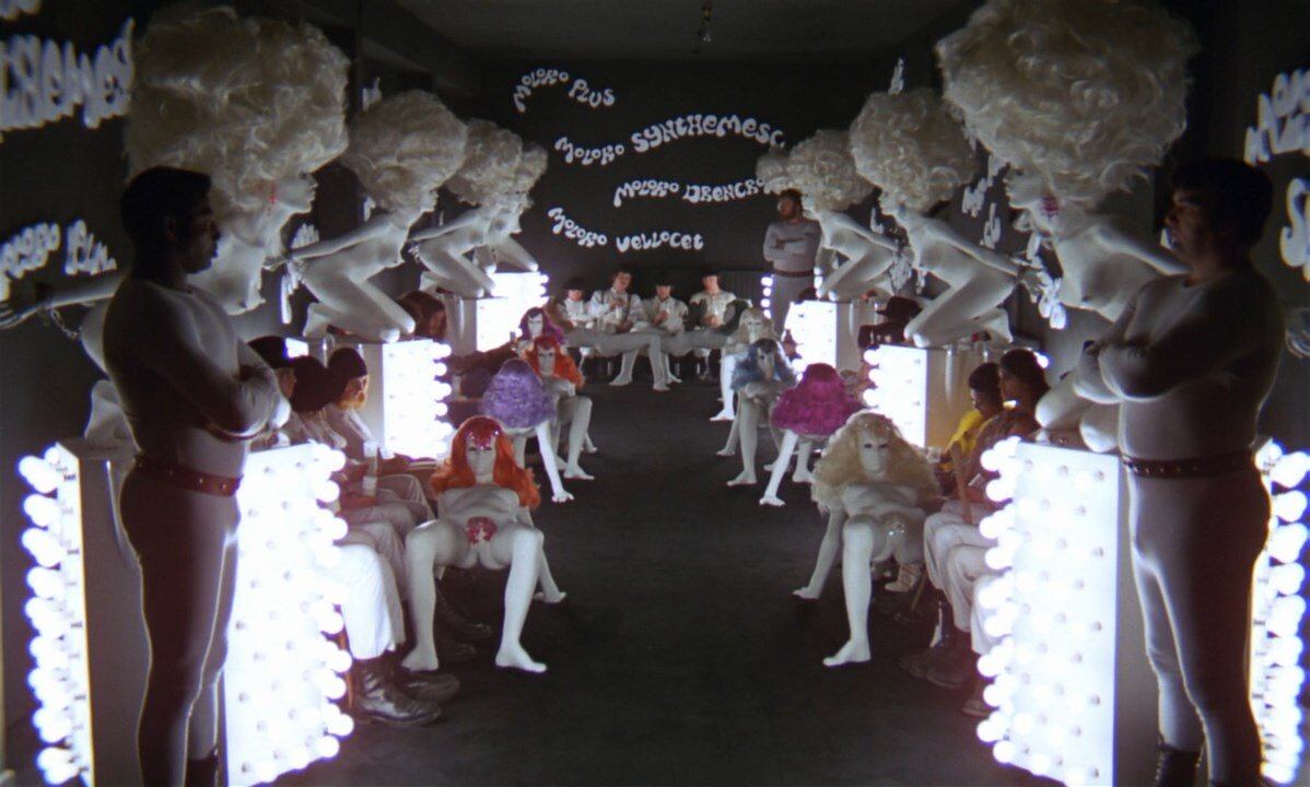 Обстановка молочного бара символизирует абсолютно всё то, что может кардинально вывести психику за пределы повседневности - алкоголь, наркотики, основной инстинкт.