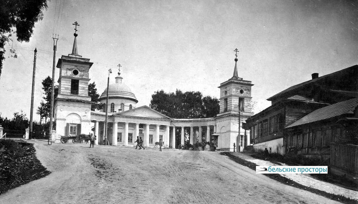 Спасская церковь в Уфе. Справа – дом Комаровы